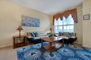 Khu vực ghế ngồi tại Large Pool Home in Windsor Hills