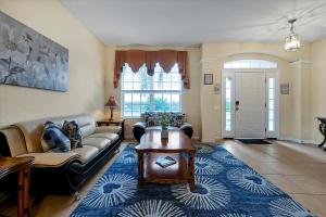 Khu vực ghế ngồi tại Large Pool Home in Windsor Hills