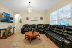 Khu vực ghế ngồi tại Large Pool Home in Windsor Hills