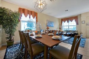 Khu vực ghế ngồi tại Large Pool Home in Windsor Hills