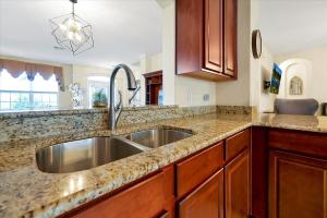 Nhà bếp/bếp nhỏ tại Large Pool Home in Windsor Hills