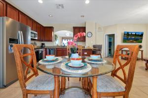 Nhà bếp/bếp nhỏ tại Large Pool Home in Windsor Hills