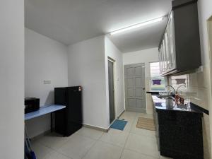 Kuchyň nebo kuchyňský kout v ubytování Homestay Warisan Iman