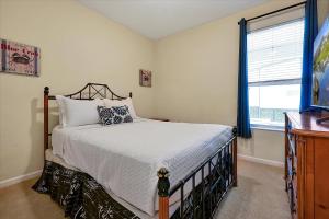 Giường trong phòng chung tại Large Pool Home in Windsor Hills