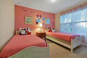 Giường trong phòng chung tại Large Pool Home in Windsor Hills