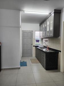 Kuchyň nebo kuchyňský kout v ubytování Homestay Warisan Iman