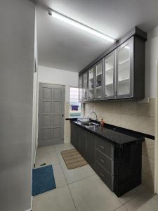 Kuchyň nebo kuchyňský kout v ubytování Homestay Warisan Iman