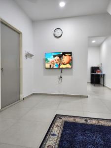 TV a/nebo společenská místnost v ubytování Homestay Warisan Iman