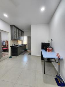 Kuchyň nebo kuchyňský kout v ubytování Homestay Warisan Iman
