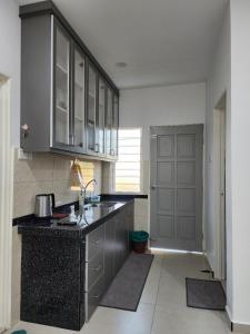 Kuchyň nebo kuchyňský kout v ubytování Homestay Warisan Iman