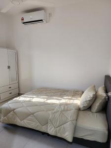 Postel nebo postele na pokoji v ubytování Homestay Warisan Iman