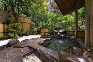 a garden with a hot tub in a yard at くつろぎと料理の御宿花さと -Hanasato- in Minamiizu