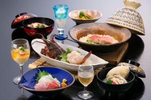 a table with bowls of food and glasses of wine at くつろぎと料理の御宿花さと -Hanasato- in Minamiizu +100 photos