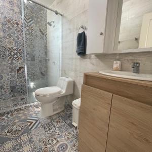 a bathroom with a toilet and a shower and a sink at apartamento Santa Marta-Rodadero Blanquita301 in Santa Marta