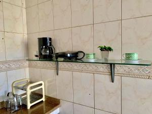 カンポス・ドス・ゴイタカゼスにあるÓtimo Apartamento Aconcheganteのキッチン(コンロと椅子付きのカウンター付)