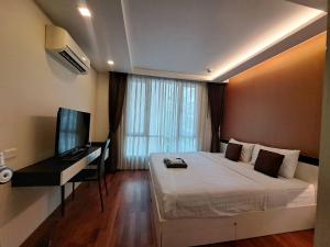 Bang KapiにあるHomemy Cozy room close to bts and mall 5 minのベッドと机とテレビのある寝室