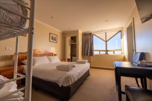 Кровать или кровати в номере Arlberg Hotel Mt. Buller