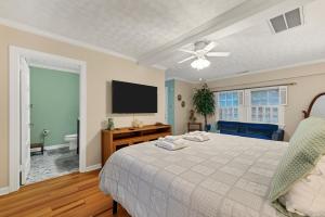 une chambre avec un lit et une télévision à écran plat dans l'établissement The Cottage at Knollwood Manor, à Southern Pines