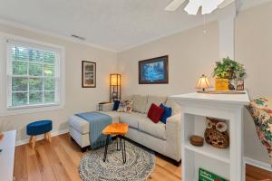 un salon avec un canapé et une cheminée dans l'établissement The Cottage at Knollwood Manor, à Southern Pines