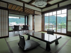 Cảnh núi rừng hoặc tầm nhìn ra núi từ ryokan