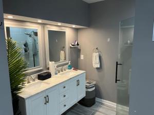 Billede fra billedgalleriet på Stylish and Modern Large Bedroom i Parkland Terrace