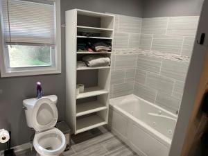 Billede fra billedgalleriet på Stylish and Modern Large Bedroom i Parkland Terrace