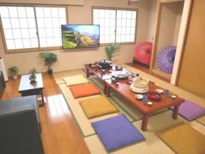 an overhead view of a living room with a table at 大阪西九条stay屋上BBQ可 in Osaka