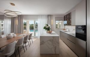 une cuisine et une salle à manger avec une table et des chaises dans l'établissement Villa Gabriel Residence, à Žminj