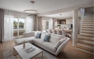 un salon avec un canapé et une table dans l'établissement Villa Gabriel Residence, à Žminj