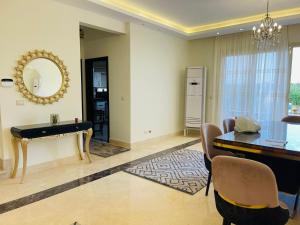 a living room with a piano and a mirror at اكتوبر الشيخ زايد بجوار مول العرب in Sheikh Zayed