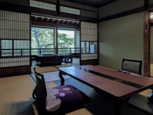飛騨市にあるYatsusankan Over 6 years oldのテーブルと椅子、窓が備わる客室です。 +37枚の写真