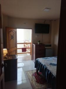 Una televisión o centro de entretenimiento en Residencia El Refugio