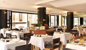 a dining room with white tables and chairs at Bisonte Libertad in Buenos Aires