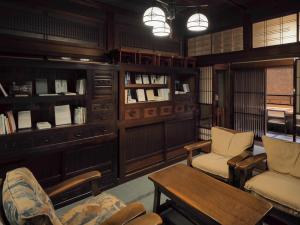 飛騨市にあるYatsusankan Over 6 years oldの椅子とテーブルが備わる部屋