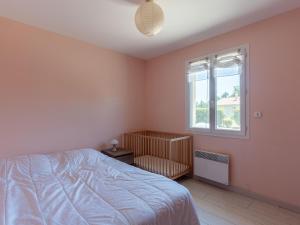 a bedroom with a bed and a window at Maison Familiale à Gastes, 400m du Lac, Climatisée, Jardin, 6 Pers. - Ménage Inclus - FR-1-319-575 in Gastes