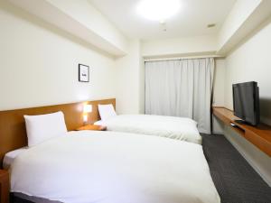 Dormy Inn Kanazawa Natural Hot Spring的电视和/或娱乐中心