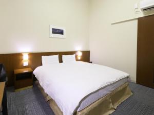 Dormy Inn Kanazawa Natural Hot Spring客房内的一张或多张床位
