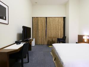 Dormy Inn Kanazawa Natural Hot Spring的电视和/或娱乐中心