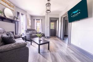 Posezení v ubytování Comfortable 6BR 2Bath in the heart of Niagara Falls