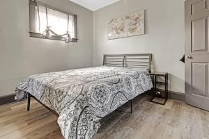 Postel nebo postele na pokoji v ubytování Comfortable 6BR 2Bath in the heart of Niagara Falls
