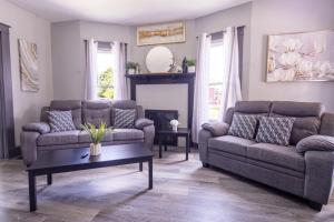 Posezení v ubytování Comfortable 6BR 2Bath in the heart of Niagara Falls