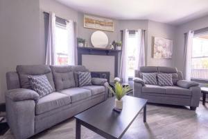 Posezení v ubytování Comfortable 6BR 2Bath in the heart of Niagara Falls