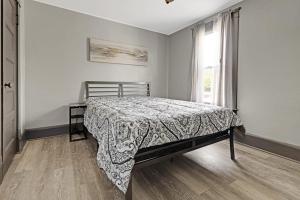 Postel nebo postele na pokoji v ubytování Comfortable 6BR 2Bath in the heart of Niagara Falls