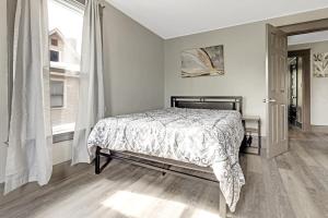 Postel nebo postele na pokoji v ubytování Comfortable 6BR 2Bath in the heart of Niagara Falls