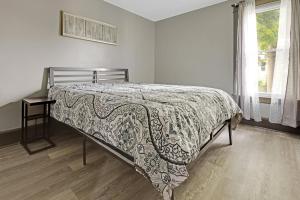 Postel nebo postele na pokoji v ubytování Comfortable 6BR 2Bath in the heart of Niagara Falls