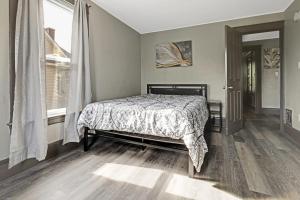 Postel nebo postele na pokoji v ubytování Comfortable 6BR 2Bath in the heart of Niagara Falls