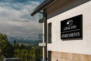 ein Schild an der Seite eines Gebäudes in der Unterkunft Górski Eden in Czorsztyn