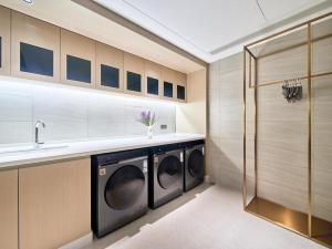 北京East Sacred Hotel--Very near Beijing Tiananmen Square ,the Forbidden City,The temple of heaven ,3 minutes' walk to Wangfujing subway ,Located in the center of Beijing, many shopping malls around,Free laundry service,Newly renovated hotel的洗衣房配有2台洗衣机和水槽