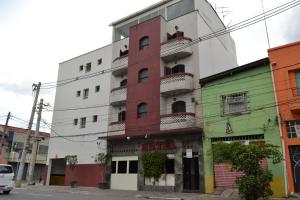 un edificio alto con balcones en una calle de la ciudad en Hotel Vilamoura, en São Paulo