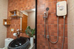 ein Badezimmer mit Dusche, Waschbecken und Toilette in der Unterkunft Gordnuea Boutique House in Chiang Mai + 69 Fotos